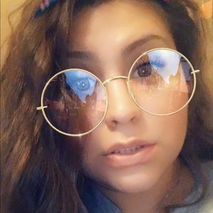 Meet your Posher, Alicia